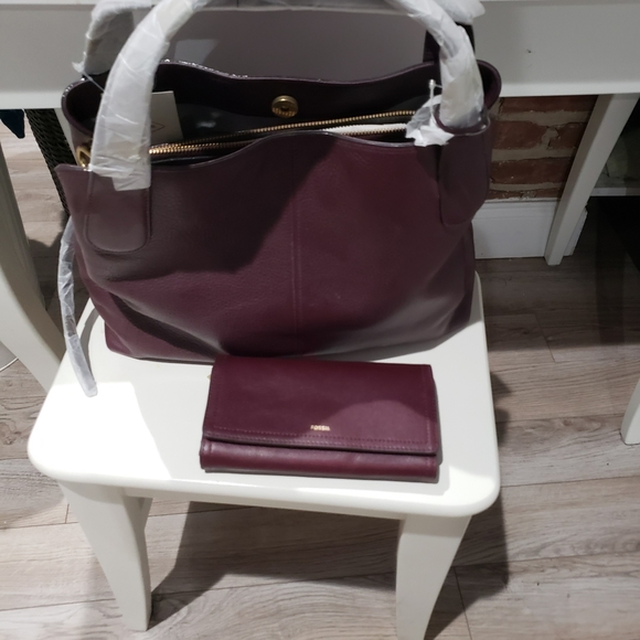 Plum Fossil Handbag and matching Wallet - Picture 2 of 7